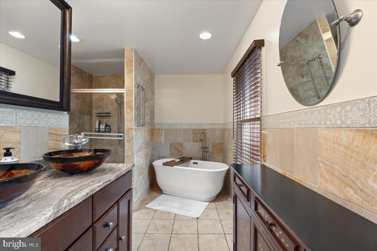 9472 LAPSTRAKE LN, BURKE, Virginia 22015, 7 Bedrooms Bedrooms, ,5 BathroomsBathrooms,Residential,For sale,9472 LAPSTRAKE LN,VAFX2261460 MLS # VAFX2261460