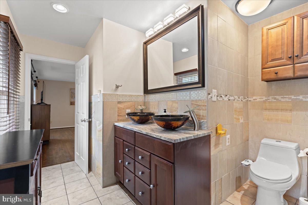 9472 LAPSTRAKE LN, BURKE, Virginia 22015, 7 Bedrooms Bedrooms, ,5 BathroomsBathrooms,Residential,For sale,9472 LAPSTRAKE LN,VAFX2261460 MLS # VAFX2261460