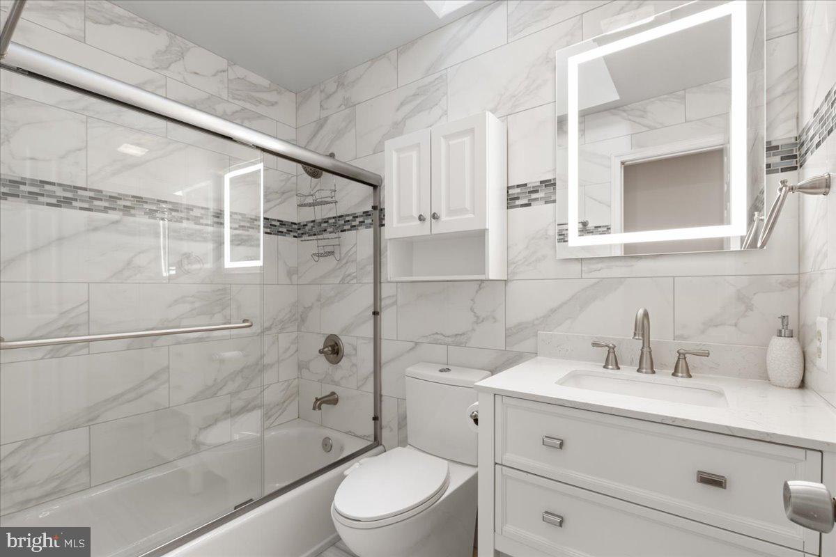 9472 LAPSTRAKE LN, BURKE, Virginia 22015, 7 Bedrooms Bedrooms, ,5 BathroomsBathrooms,Residential,For sale,9472 LAPSTRAKE LN,VAFX2261460 MLS # VAFX2261460