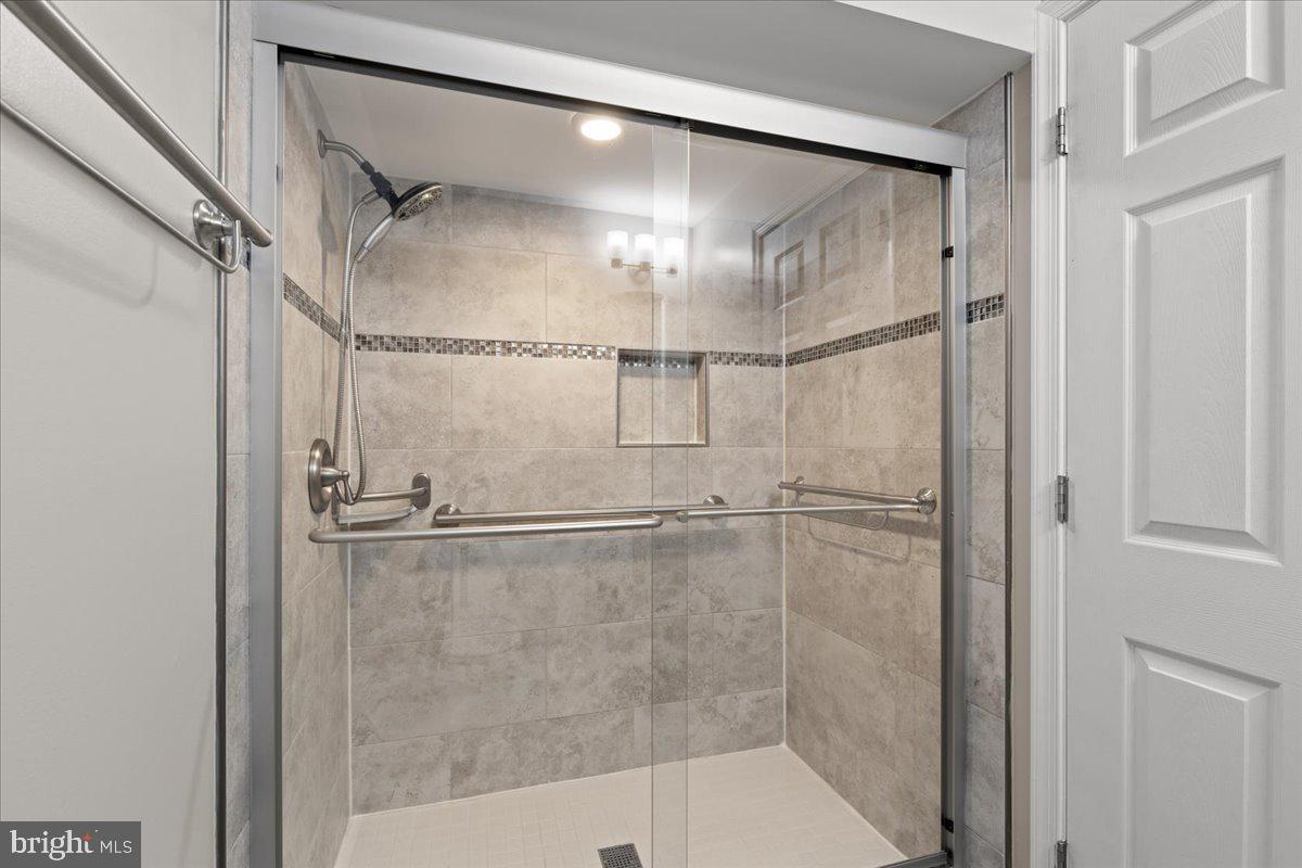 9472 LAPSTRAKE LN, BURKE, Virginia 22015, 7 Bedrooms Bedrooms, ,5 BathroomsBathrooms,Residential,For sale,9472 LAPSTRAKE LN,VAFX2261460 MLS # VAFX2261460