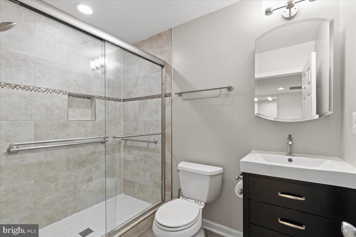 9472 LAPSTRAKE LN, BURKE, Virginia 22015, 7 Bedrooms Bedrooms, ,5 BathroomsBathrooms,Residential,For sale,9472 LAPSTRAKE LN,VAFX2261460 MLS # VAFX2261460