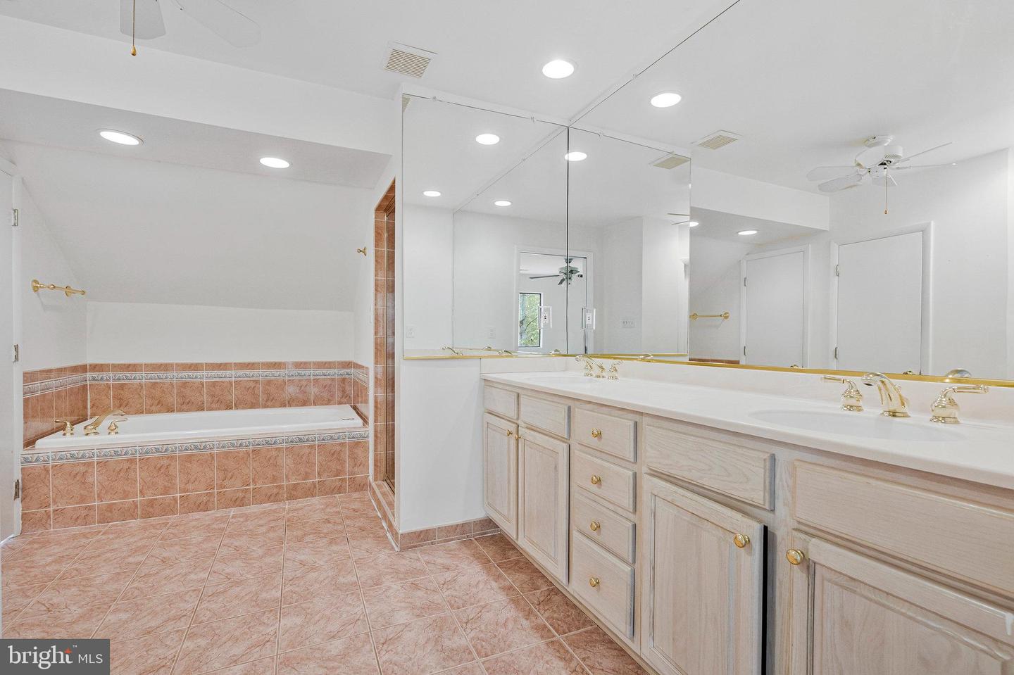 11598 NEWPORT COVE LN, RESTON, Virginia 20194, 6 Bedrooms Bedrooms, ,3 BathroomsBathrooms,Residential,For sale,11598 NEWPORT COVE LN,VAFX2264542 MLS # VAFX2264542