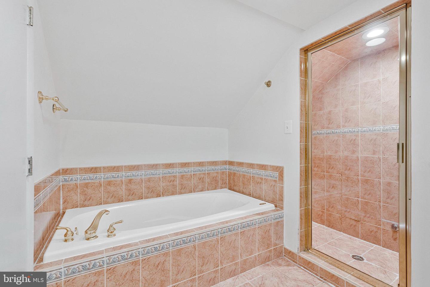 11598 NEWPORT COVE LN, RESTON, Virginia 20194, 6 Bedrooms Bedrooms, ,3 BathroomsBathrooms,Residential,For sale,11598 NEWPORT COVE LN,VAFX2264542 MLS # VAFX2264542