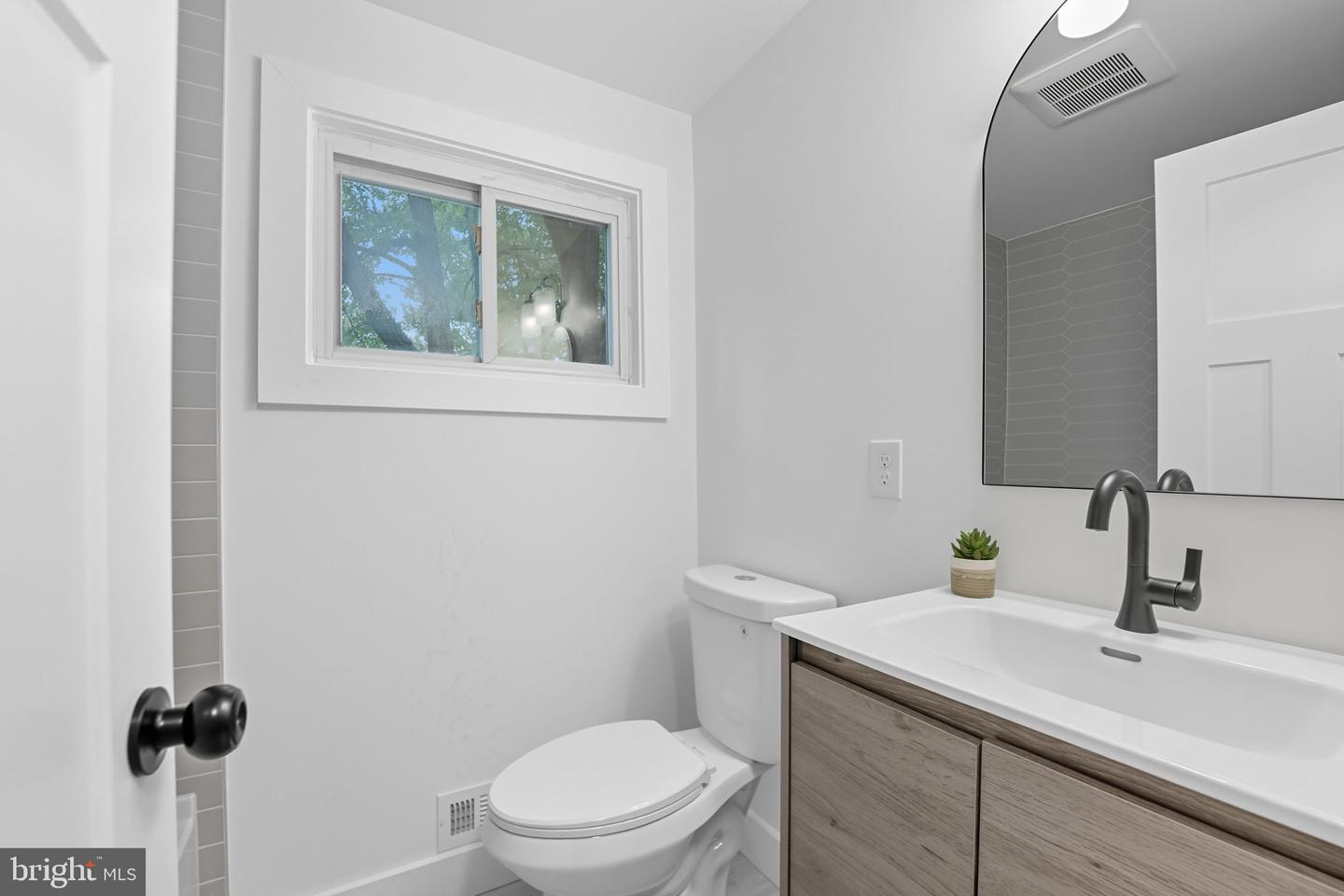 492 N LATHAM ST, ALEXANDRIA, Virginia 22304, 4 Bedrooms Bedrooms, ,3 BathroomsBathrooms,Residential,For sale,492 N LATHAM ST,VAAX2049374 MLS # VAAX2049374