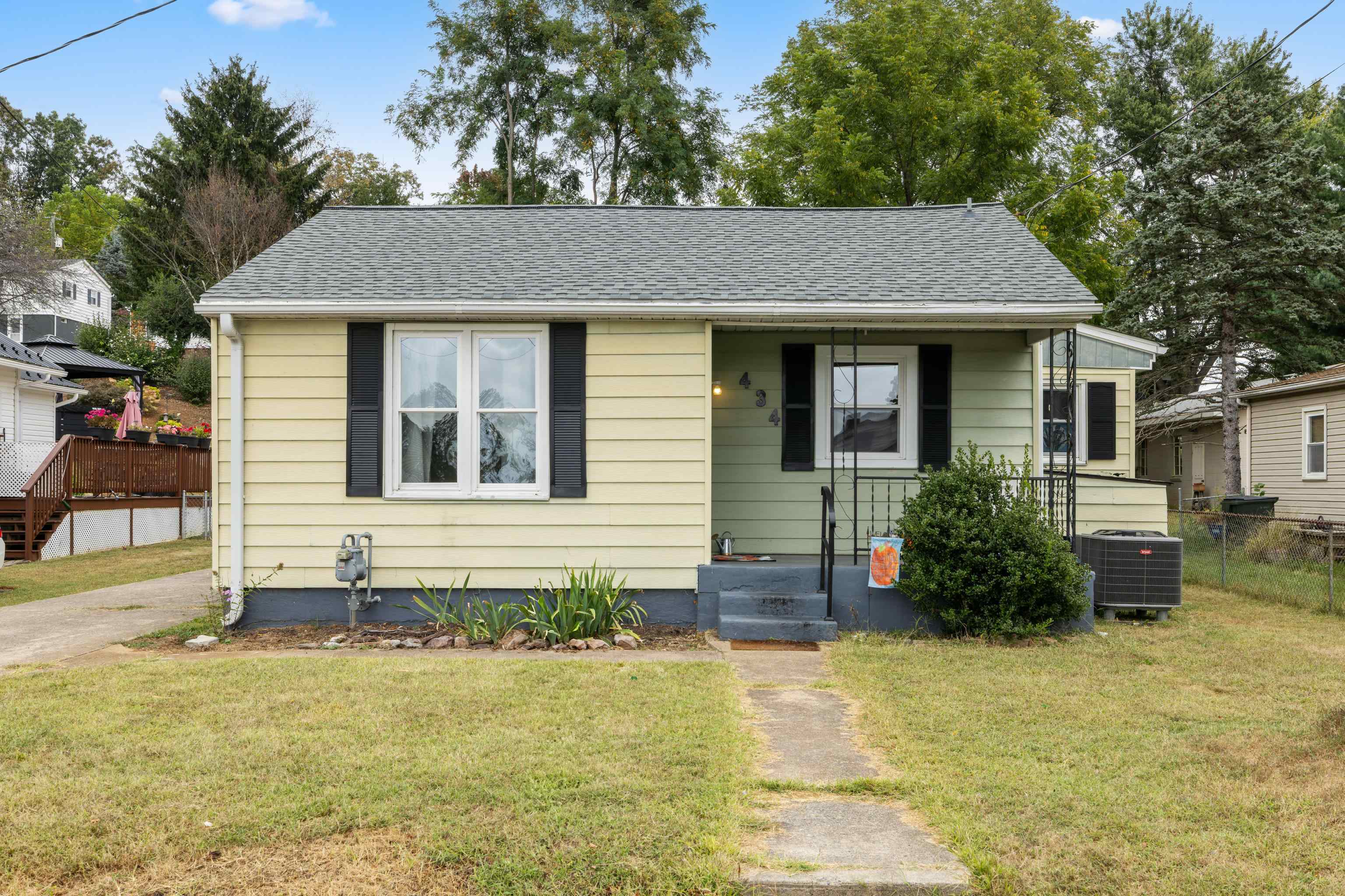 434 PEACH ST, STAUNTON, Virginia 24401, 3 Bedrooms Bedrooms, ,1 BathroomBathrooms,Residential,434 PEACH ST,669189 MLS # 669189