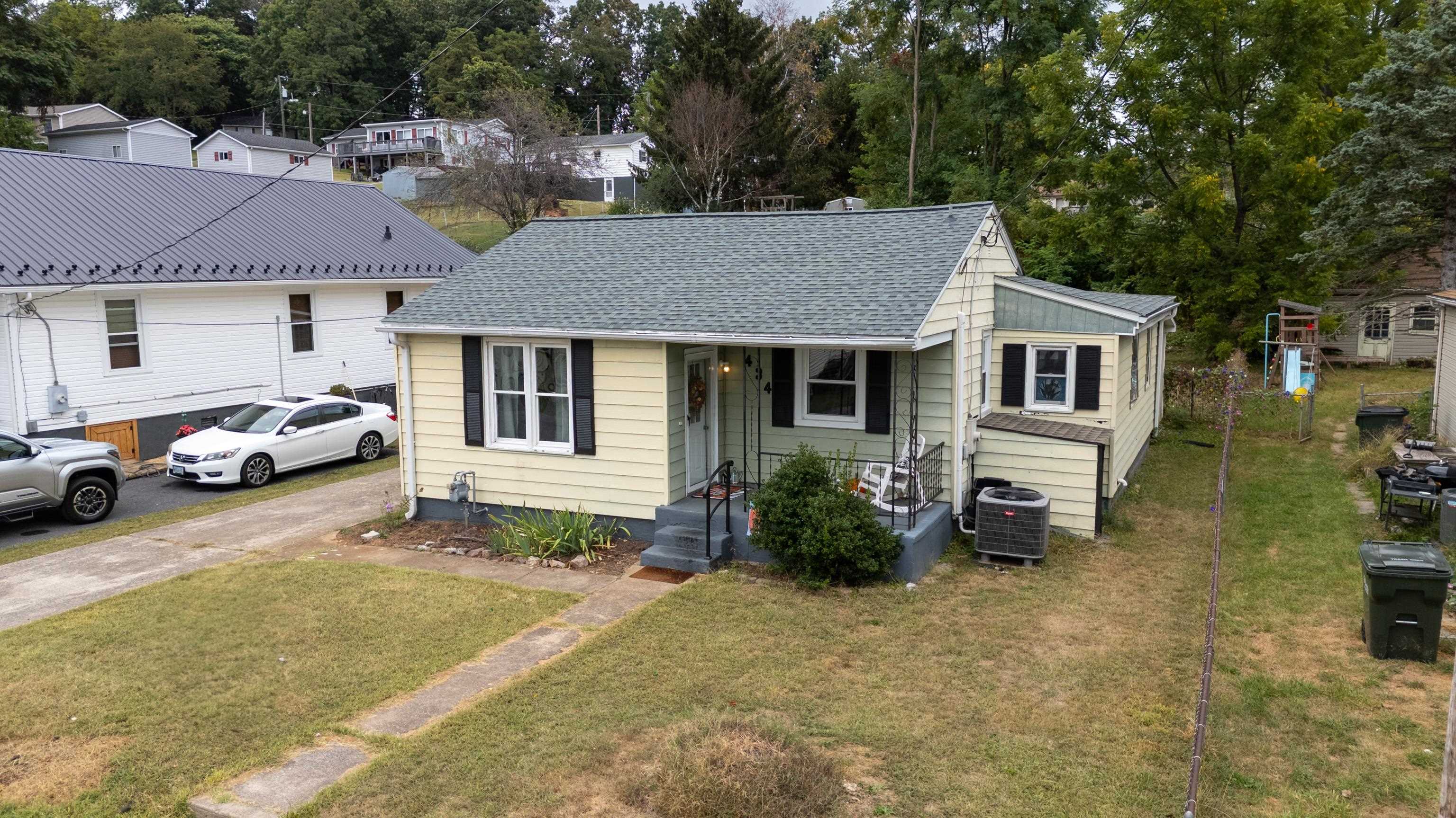 434 PEACH ST, STAUNTON, Virginia 24401, 3 Bedrooms Bedrooms, ,1 BathroomBathrooms,Residential,434 PEACH ST,669189 MLS # 669189