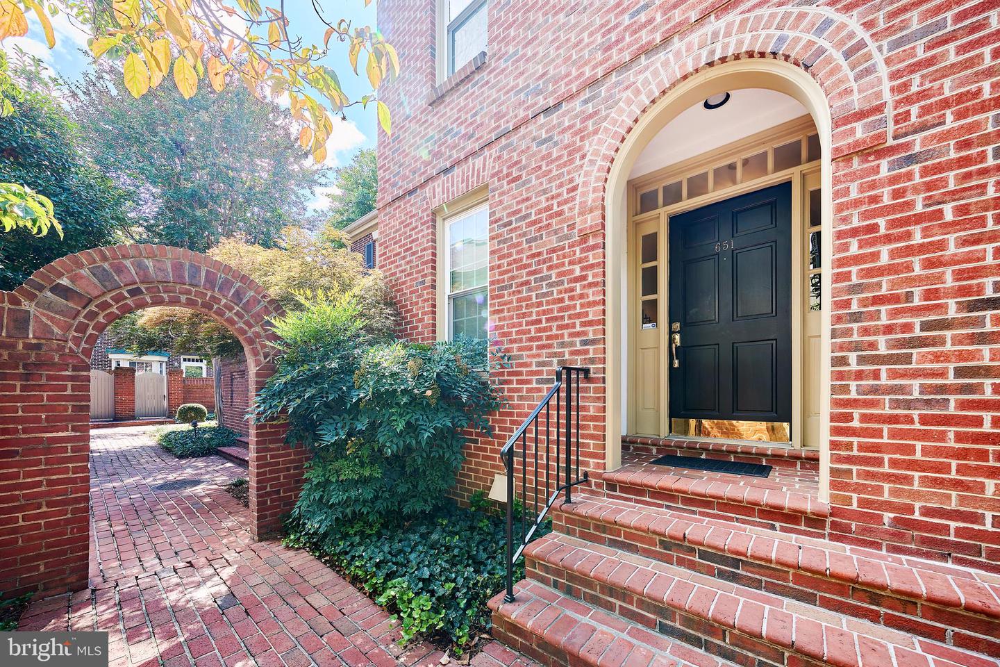 651 S COLUMBUS ST, ALEXANDRIA, Virginia 22314, 2 Bedrooms Bedrooms, ,2 BathroomsBathrooms,Residential,For sale,651 S COLUMBUS ST,VAAX2049478 MLS # VAAX2049478