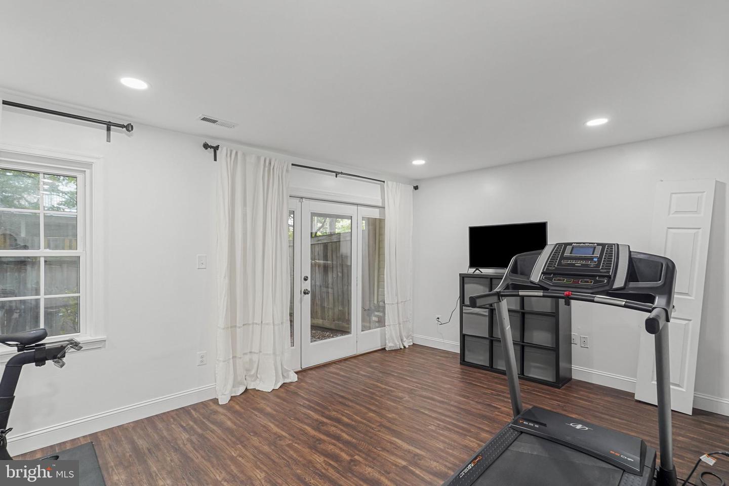 1231 QUAKER HILL DR, ALEXANDRIA, Virginia 22314, 3 Bedrooms Bedrooms, 11 Rooms Rooms,3 BathroomsBathrooms,Residential,For sale,1231 QUAKER HILL DR,VAAX2049610 MLS # VAAX2049610