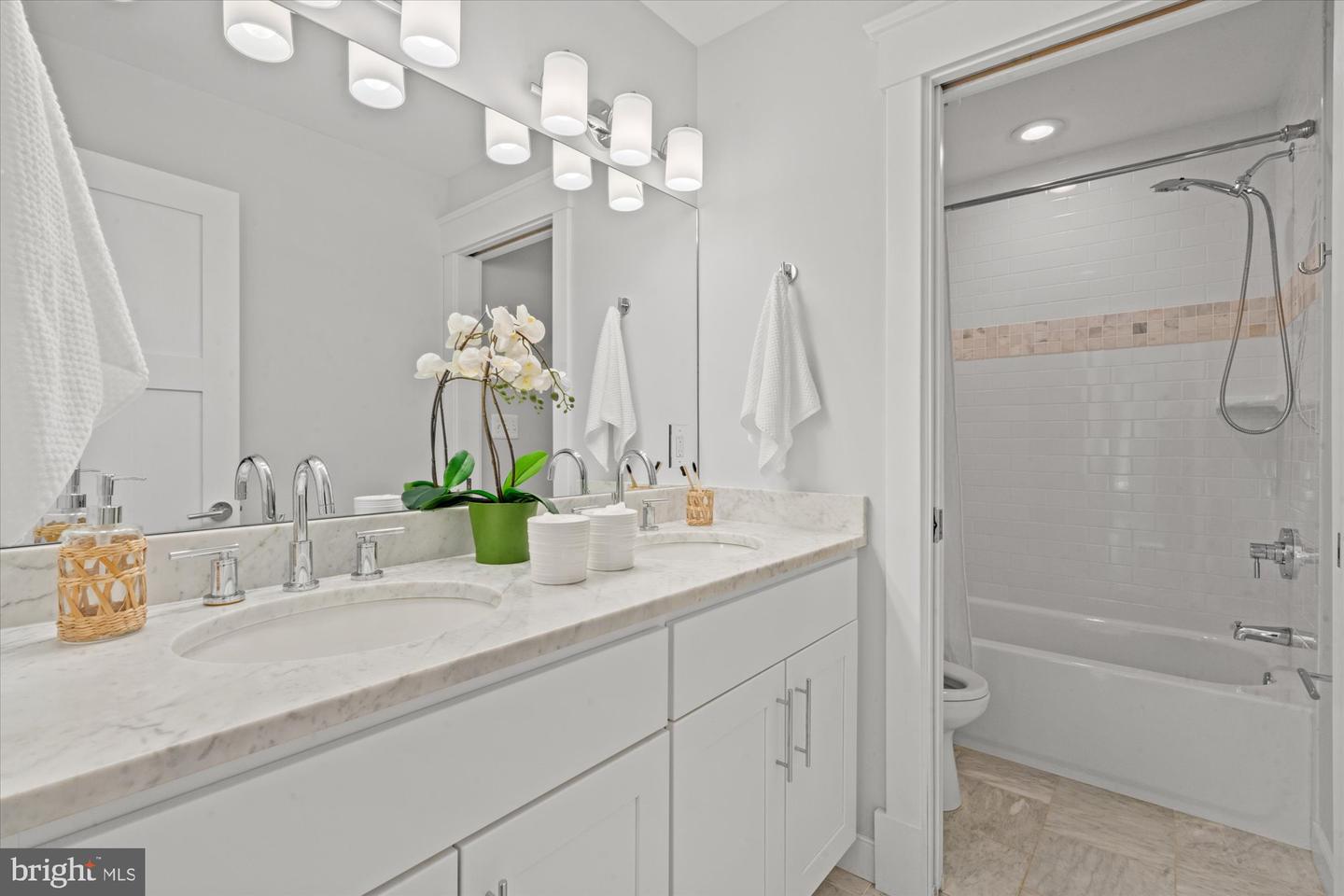 508 E CUSTIS AVE, ALEXANDRIA, Virginia 22301, 6 Bedrooms Bedrooms, ,4 BathroomsBathrooms,Residential,For sale,508 E CUSTIS AVE,VAAX2049616 MLS # VAAX2049616