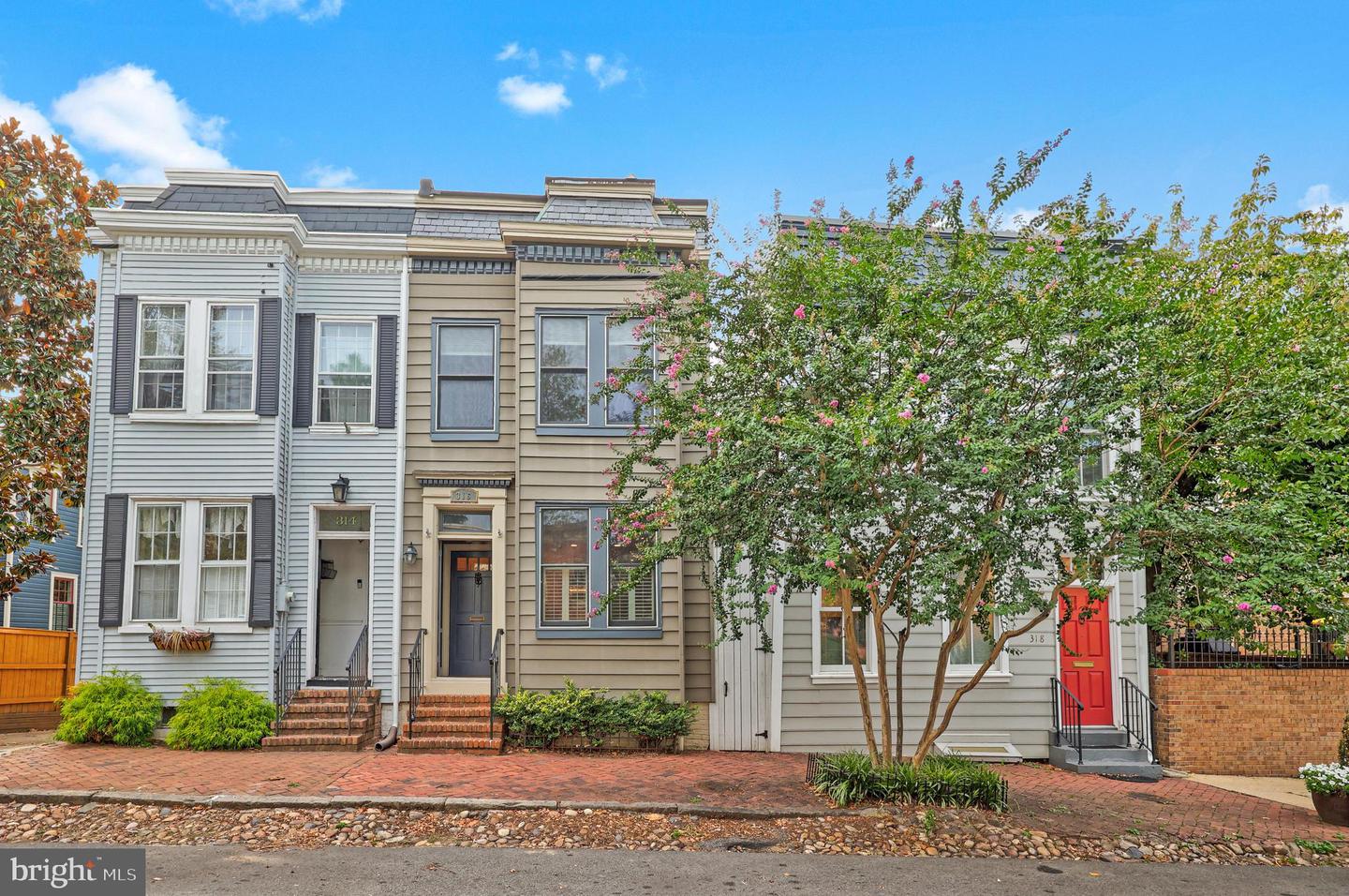 316 N ROYAL ST, ALEXANDRIA, Virginia 22314, 2 Bedrooms Bedrooms, ,2 BathroomsBathrooms,Residential,For sale,316 N ROYAL ST,VAAX2049630 MLS # VAAX2049630