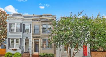 316 N ROYAL ST, ALEXANDRIA, Virginia 22314, 2 Bedrooms Bedrooms, ,2 BathroomsBathrooms,Residential,For sale,316 N ROYAL ST,VAAX2049630 MLS # VAAX2049630