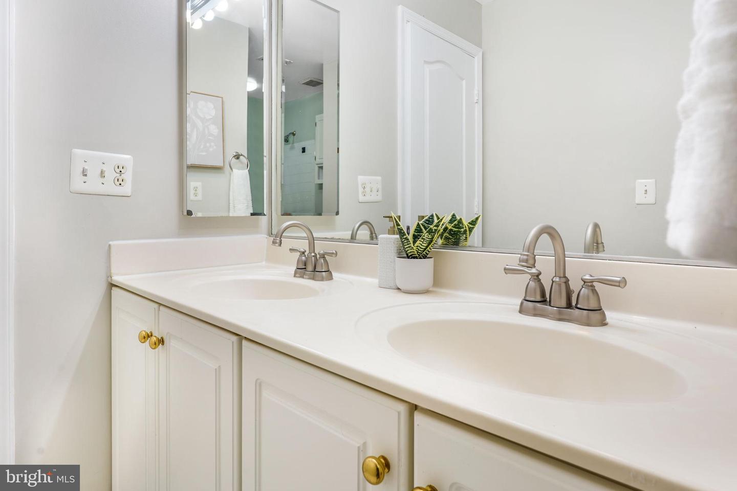 8147 QUINN TER, VIENNA, Virginia 22180, 3 Bedrooms Bedrooms, 7 Rooms Rooms,3 BathroomsBathrooms,Residential,For sale,8147 QUINN TER,VAFX2267654 MLS # VAFX2267654