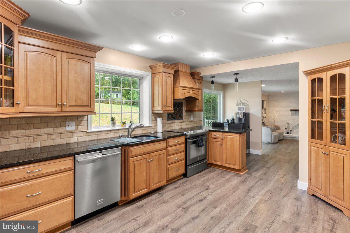 12183 HOLLY KNOLL CIR, GREAT FALLS, Virginia 22066, 4 Bedrooms Bedrooms, ,3 BathroomsBathrooms,Residential,For sale,12183 HOLLY KNOLL CIR,VAFX2267672 MLS # VAFX2267672