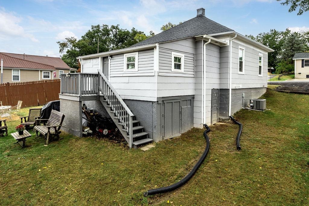 609 N BAYARD AVE, WAYNESBORO, Virginia 22980, 3 Bedrooms Bedrooms, ,1 BathroomBathrooms,Residential,609 N BAYARD AVE,669214 MLS # 669214
