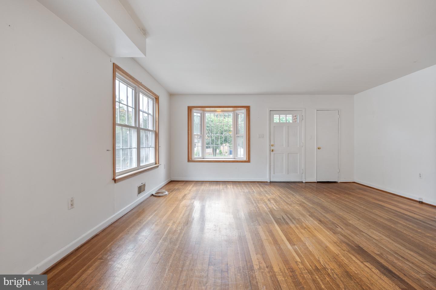 131 E TAYLOR RUN PKWY, ALEXANDRIA, Virginia 22314, 3 Bedrooms Bedrooms, ,2 BathroomsBathrooms,Residential,For sale,131 E TAYLOR RUN PKWY,VAAX2048934 MLS # VAAX2048934