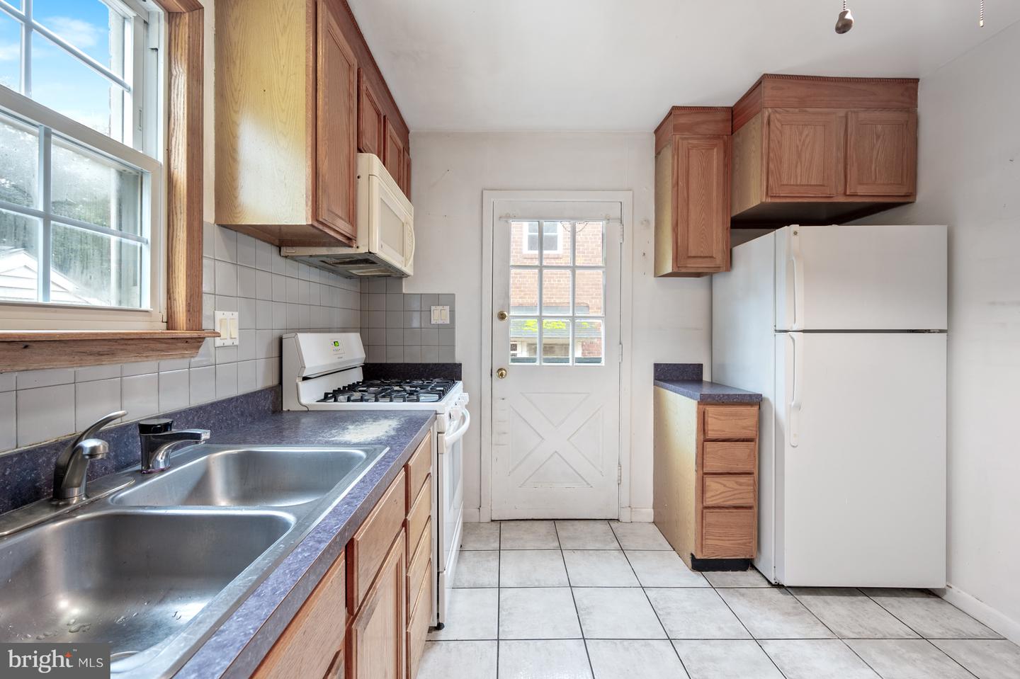 131 E TAYLOR RUN PKWY, ALEXANDRIA, Virginia 22314, 3 Bedrooms Bedrooms, ,2 BathroomsBathrooms,Residential,For sale,131 E TAYLOR RUN PKWY,VAAX2048934 MLS # VAAX2048934