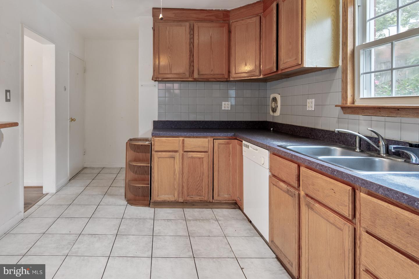131 E TAYLOR RUN PKWY, ALEXANDRIA, Virginia 22314, 3 Bedrooms Bedrooms, ,2 BathroomsBathrooms,Residential,For sale,131 E TAYLOR RUN PKWY,VAAX2048934 MLS # VAAX2048934