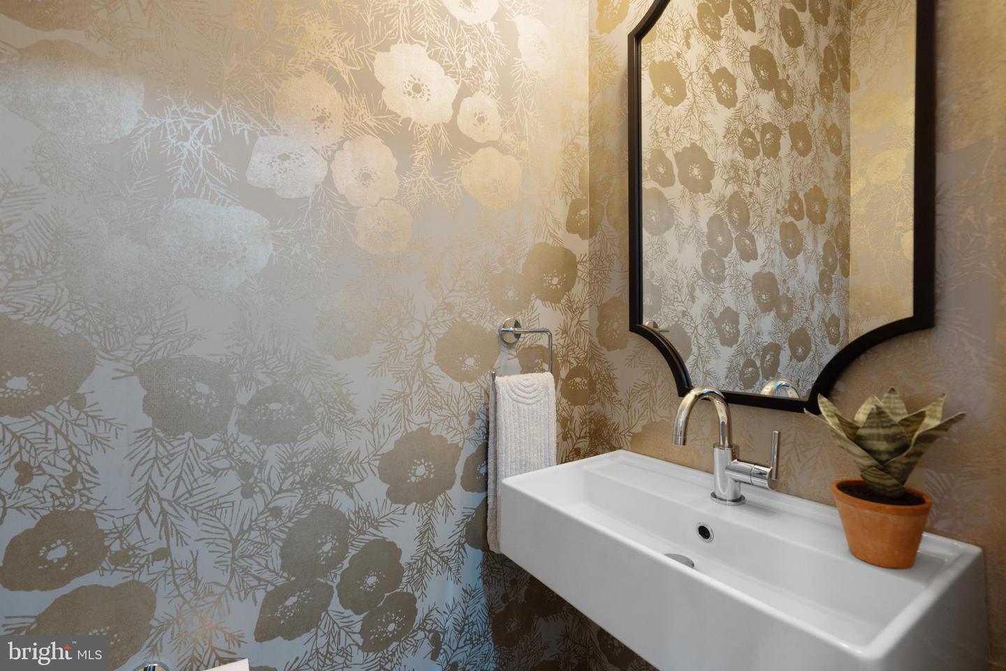 506 10TH ST SE, WASHINGTON, District Of Columbia 20003, 3 Bedrooms Bedrooms, ,2 BathroomsBathrooms,Residential,For sale,506 10TH ST SE,DCDC2218710 MLS # DCDC2218710