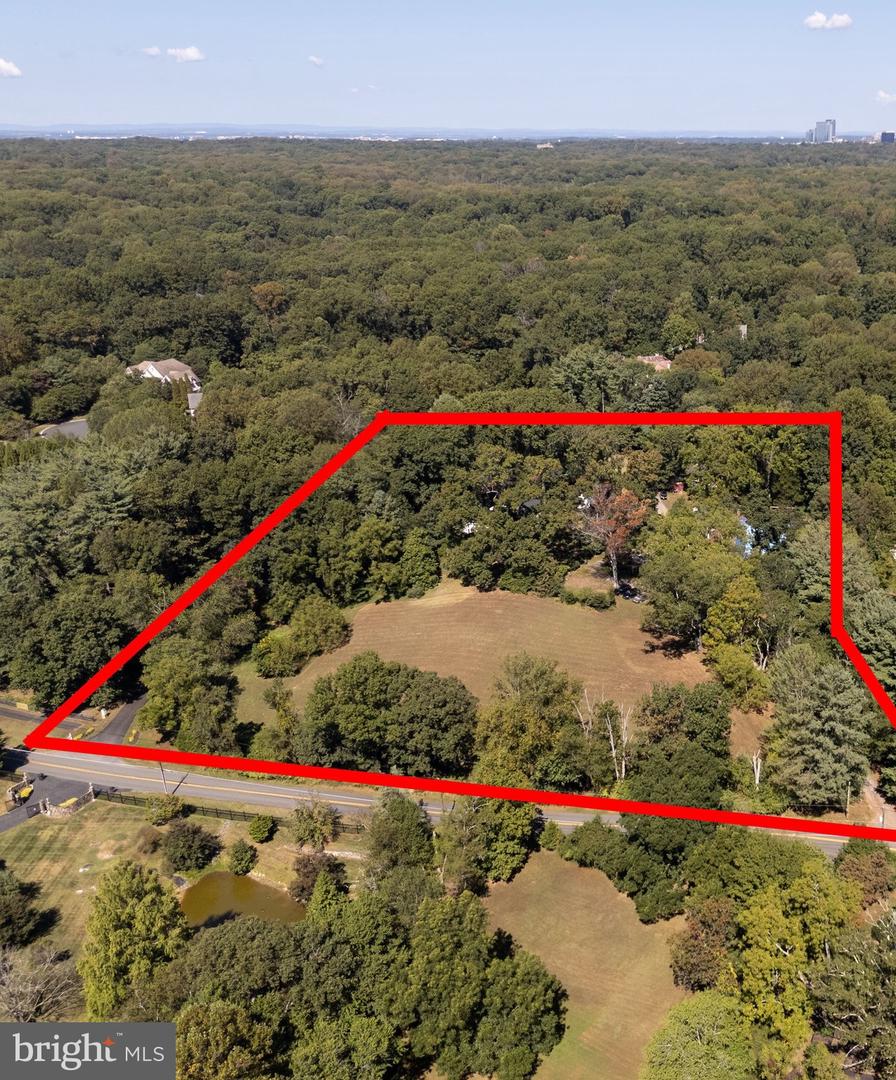 11214 STUART MILL RD, OAKTON, Virginia 22124, 6 Bedrooms Bedrooms, ,6 BathroomsBathrooms,Residential,For sale,11214 STUART MILL RD,VAFX2268004 MLS # VAFX2268004