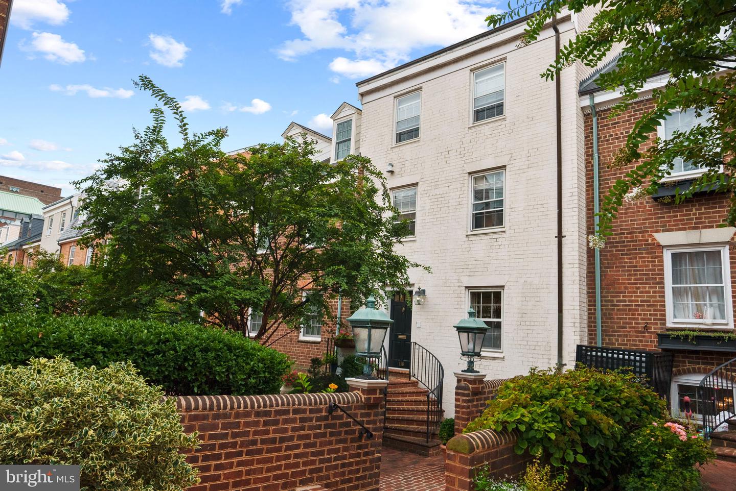 116 CAMERON MEWS, ALEXANDRIA, Virginia 22314, 4 Bedrooms Bedrooms, ,3 BathroomsBathrooms,Residential,For sale,116 CAMERON MEWS,VAAX2049912 MLS # VAAX2049912