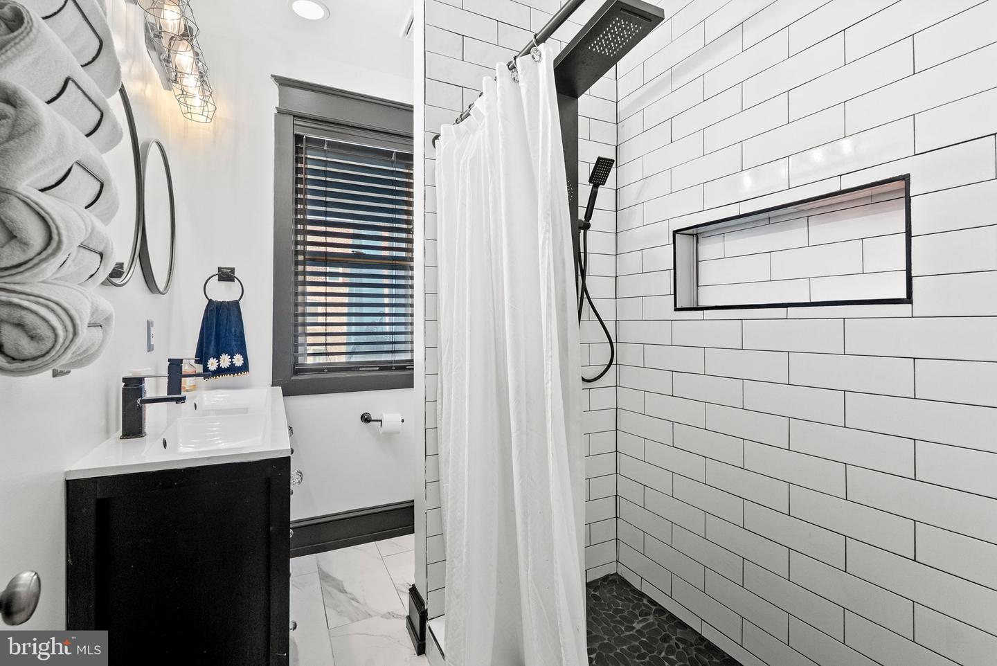 939 15TH ST SE, WASHINGTON, District Of Columbia 20003, 3 Bedrooms Bedrooms, ,1 BathroomBathrooms,Residential,For sale,939 15TH ST SE,DCDC2223252 MLS # DCDC2223252