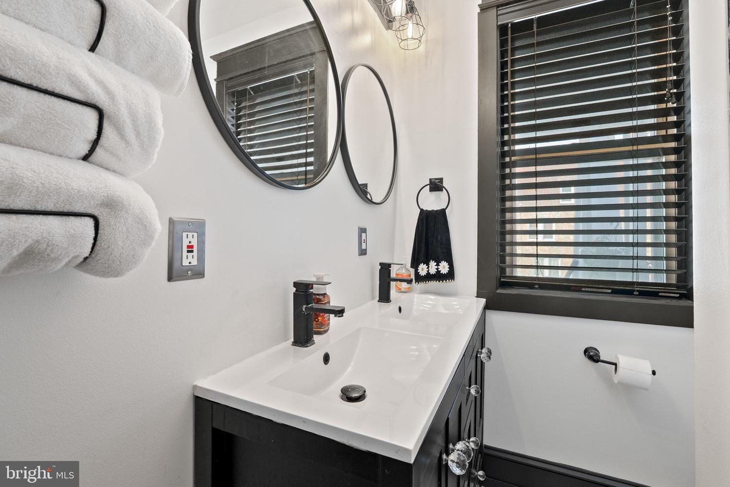 939 15TH ST SE, WASHINGTON, District Of Columbia 20003, 3 Bedrooms Bedrooms, ,1 BathroomBathrooms,Residential,For sale,939 15TH ST SE,DCDC2223252 MLS # DCDC2223252