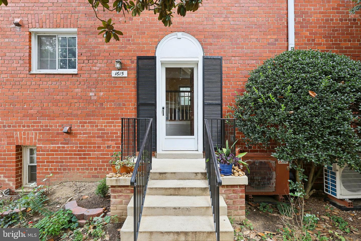 1615 MOUNT EAGLE PL, ALEXANDRIA, Virginia 22302, 2 Bedrooms Bedrooms, 6 Rooms Rooms,1 BathroomBathrooms,Residential,For sale,1615 MOUNT EAGLE PL,VAAX2049974 MLS # VAAX2049974