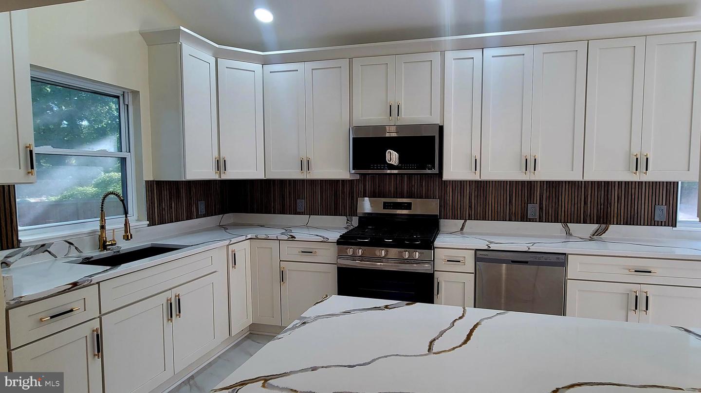 6828 RIDGEWAY DR, SPRINGFIELD, Virginia 22150, 5 Bedrooms Bedrooms, ,3 BathroomsBathrooms,Residential,For sale,6828 RIDGEWAY DR,VAFX2268392 MLS # VAFX2268392