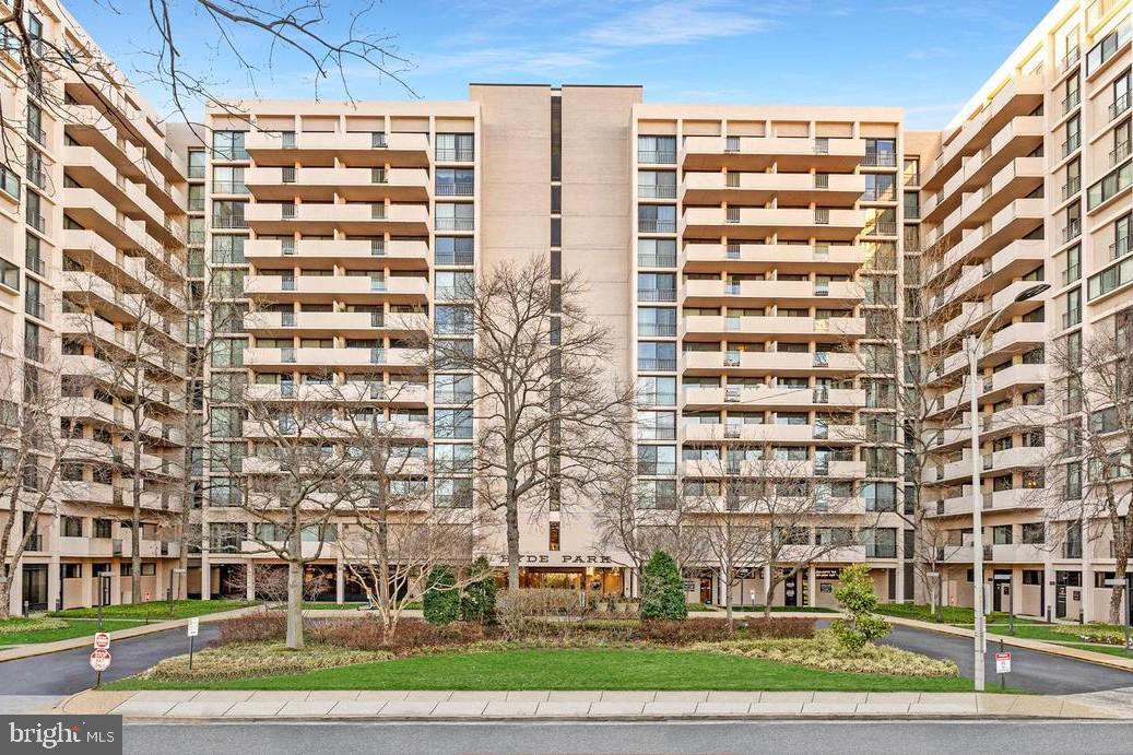 4141 N HENDERSON RD #511, ARLINGTON, Virginia 22203, 2 Bedrooms Bedrooms, ,2 BathroomsBathrooms,Residential,For sale,4141 N HENDERSON RD #511,VAAR2063984 MLS # VAAR2063984