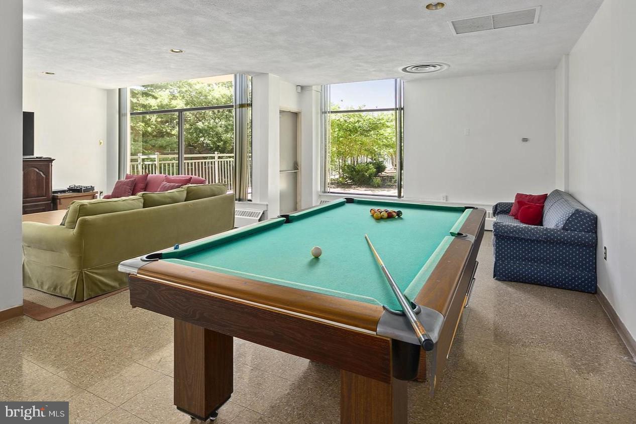 4141 N HENDERSON RD #511, ARLINGTON, Virginia 22203, 2 Bedrooms Bedrooms, ,2 BathroomsBathrooms,Residential,For sale,4141 N HENDERSON RD #511,VAAR2063984 MLS # VAAR2063984