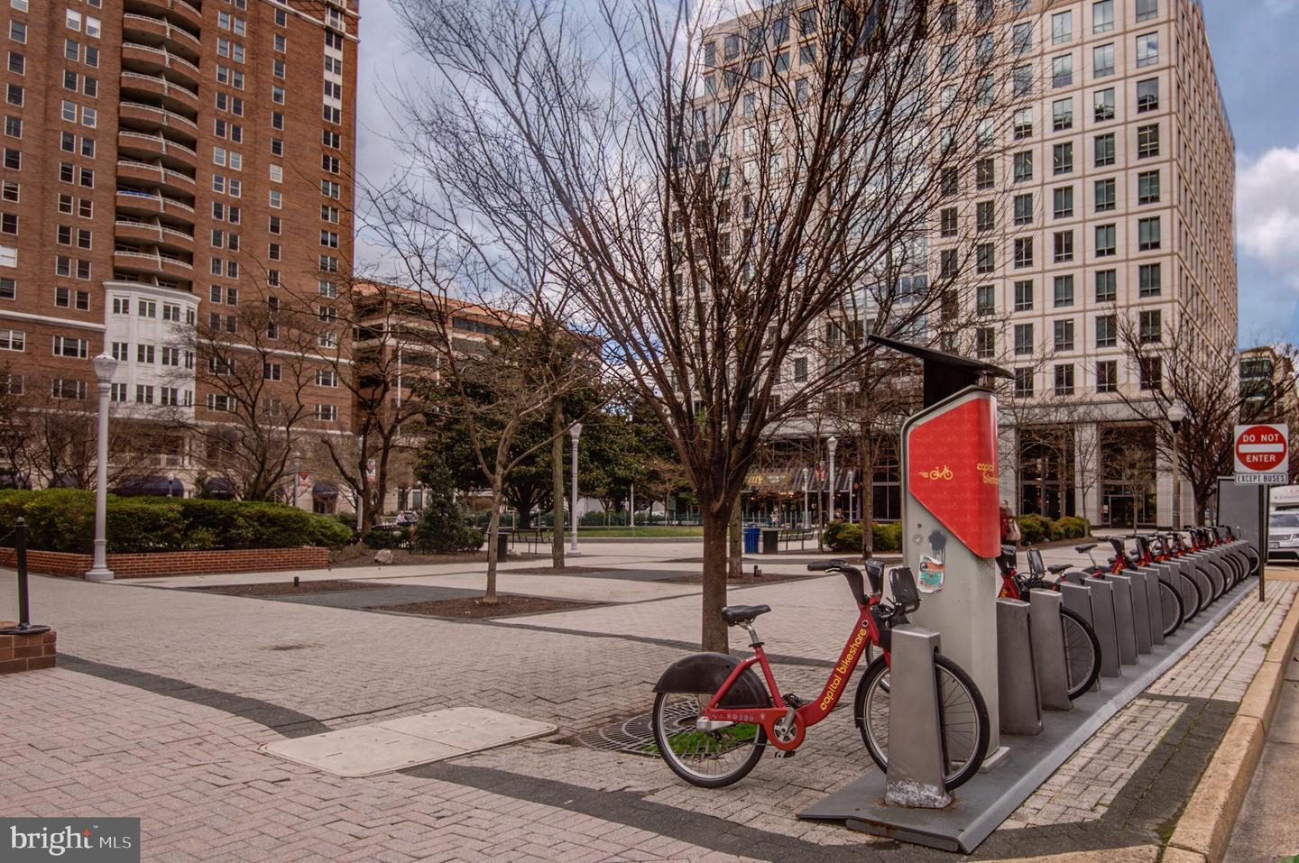 4141 N HENDERSON RD #511, ARLINGTON, Virginia 22203, 2 Bedrooms Bedrooms, ,2 BathroomsBathrooms,Residential,For sale,4141 N HENDERSON RD #511,VAAR2063984 MLS # VAAR2063984