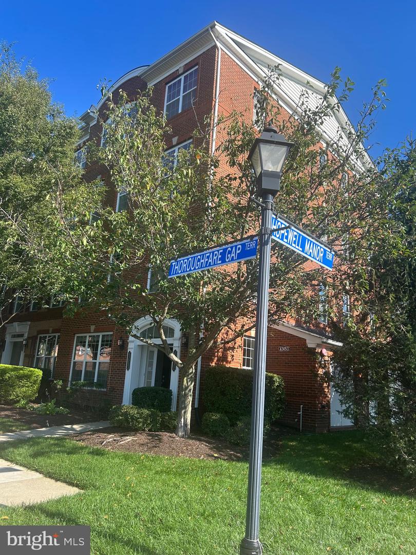 43053 THOROUGHFARE GAP TER, ASHBURN, Virginia 20148, 3 Bedrooms Bedrooms, ,2 BathroomsBathrooms,Residential,For sale,43053 THOROUGHFARE GAP TER,VALO2107316 MLS # VALO2107316