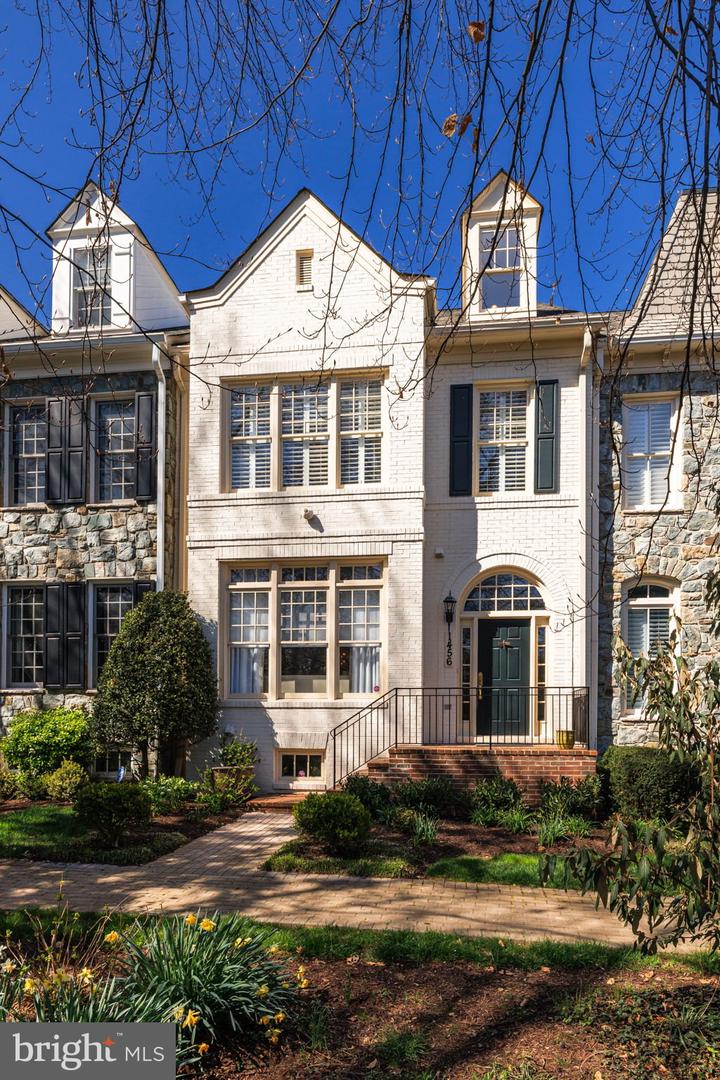 1456 HARVEST CROSSING DR, MCLEAN, Virginia 22101, 4 Bedrooms Bedrooms, 9 Rooms Rooms,4 BathroomsBathrooms,Residential,For sale,1456 HARVEST CROSSING DR,VAFX2264714 MLS # VAFX2264714