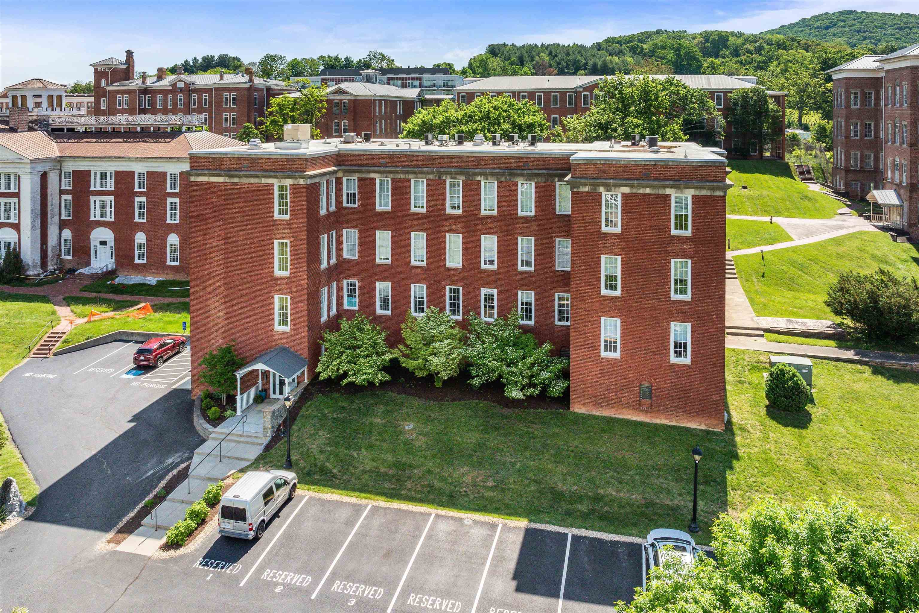 101 W VILLAGE DR, STAUNTON, Virginia 24401, 2 Bedrooms Bedrooms, ,2 BathroomsBathrooms,Residential,101 W VILLAGE DR,669246 MLS # 669246