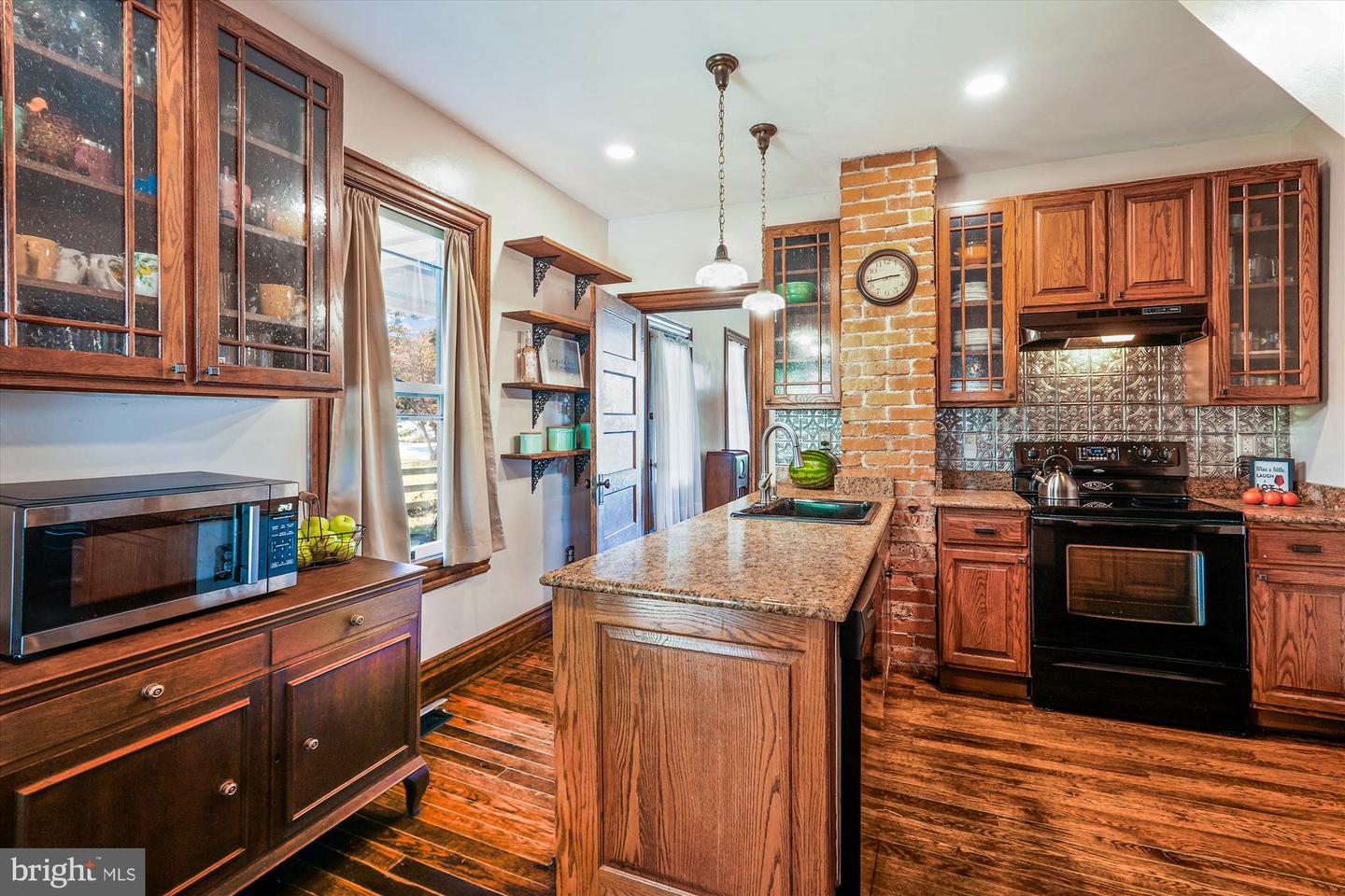 45 E BROAD WAY E, LOVETTSVILLE, Virginia 20180, 4 Bedrooms Bedrooms, 12 Rooms Rooms,2 BathroomsBathrooms,Residential,For sale,45 E BROAD WAY E,VALO2106654 MLS # VALO2106654