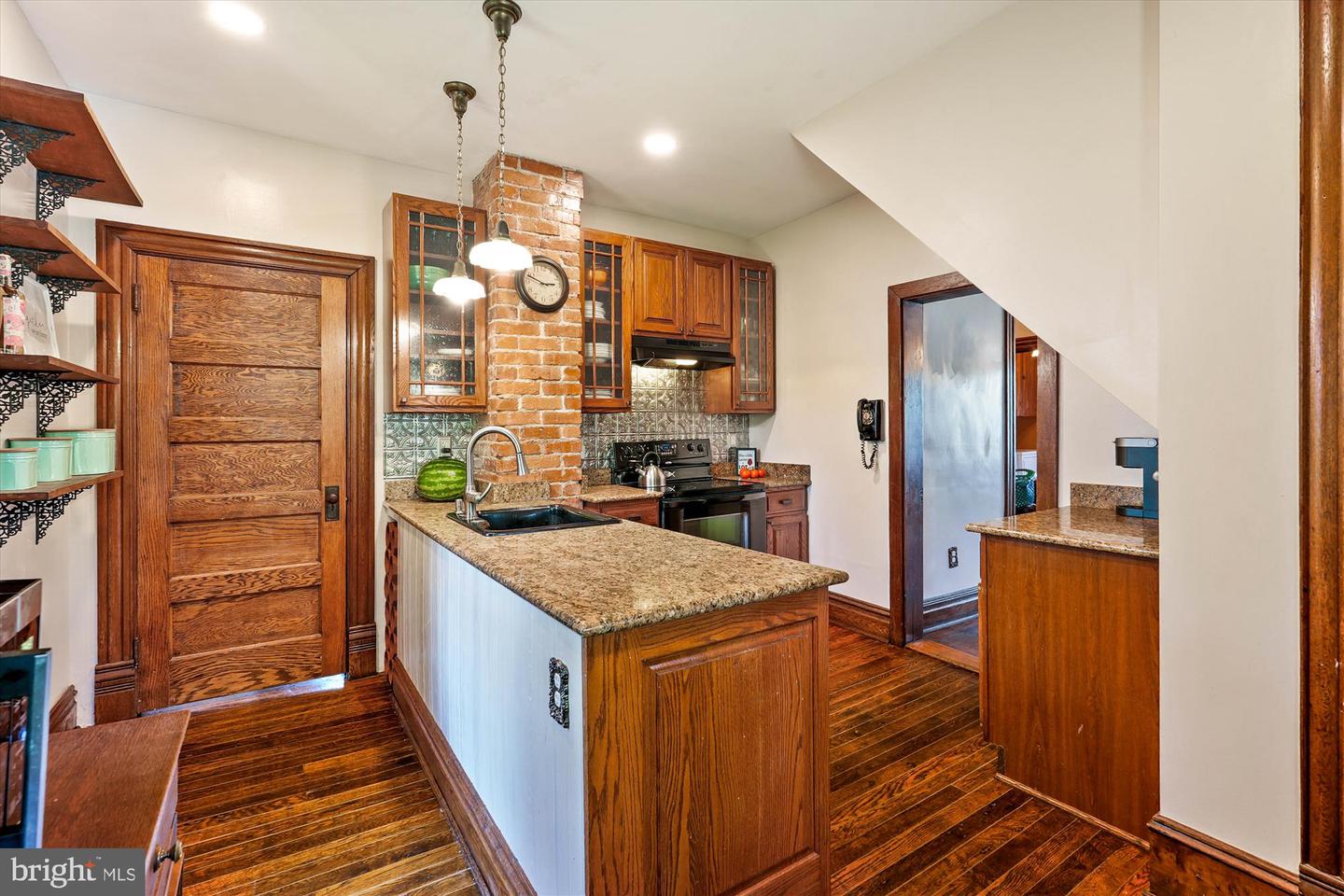 45 E BROAD WAY E, LOVETTSVILLE, Virginia 20180, 4 Bedrooms Bedrooms, 12 Rooms Rooms,2 BathroomsBathrooms,Residential,For sale,45 E BROAD WAY E,VALO2106654 MLS # VALO2106654