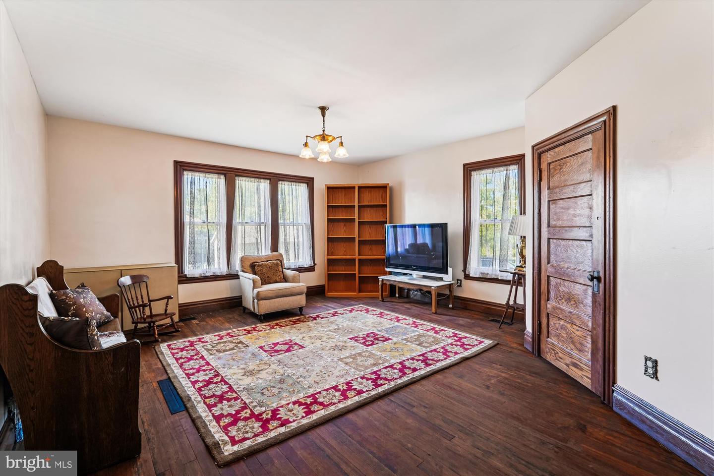 45 E BROAD WAY E, LOVETTSVILLE, Virginia 20180, 4 Bedrooms Bedrooms, 12 Rooms Rooms,2 BathroomsBathrooms,Residential,For sale,45 E BROAD WAY E,VALO2106654 MLS # VALO2106654