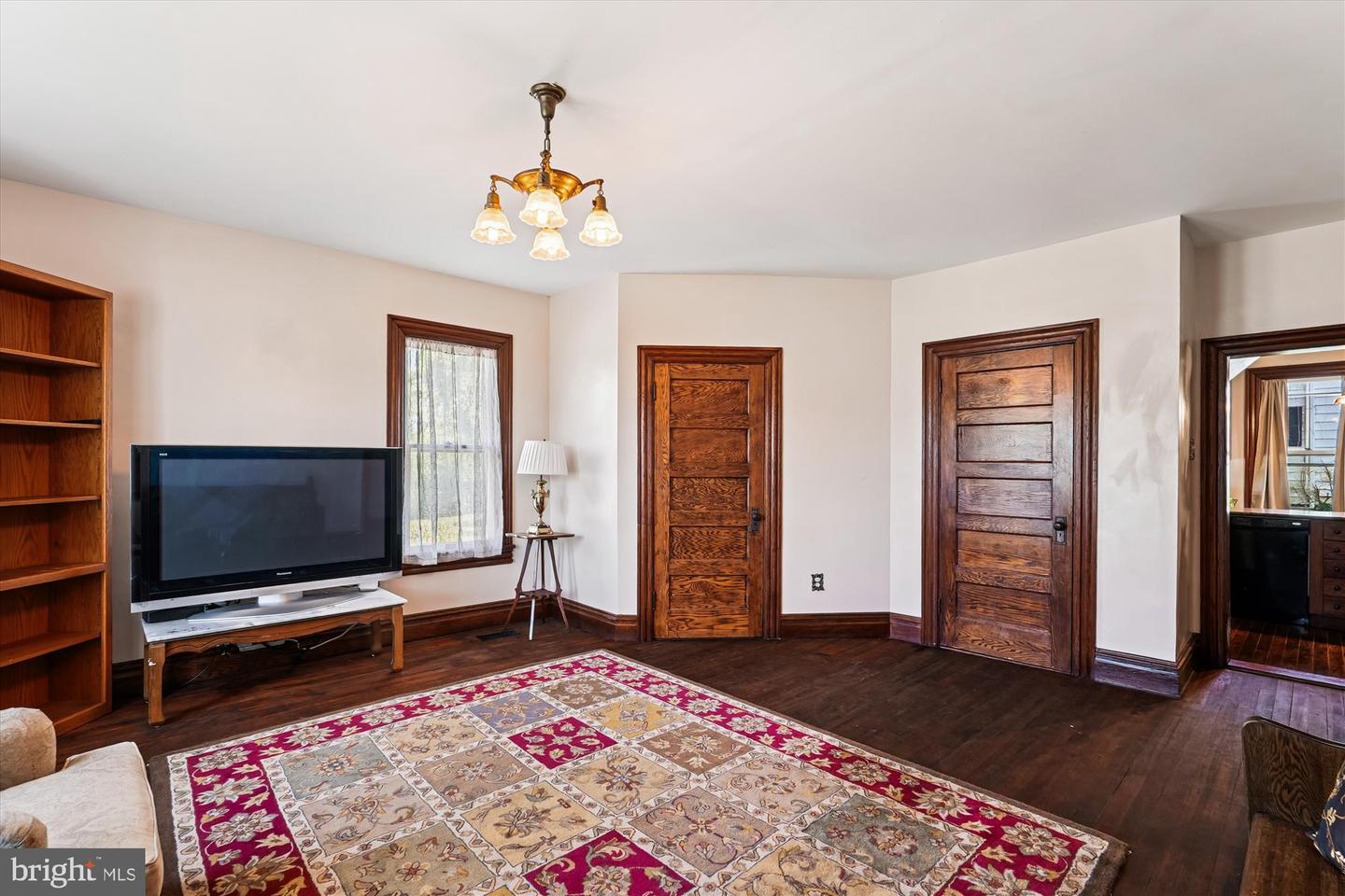 45 E BROAD WAY E, LOVETTSVILLE, Virginia 20180, 4 Bedrooms Bedrooms, 12 Rooms Rooms,2 BathroomsBathrooms,Residential,For sale,45 E BROAD WAY E,VALO2106654 MLS # VALO2106654