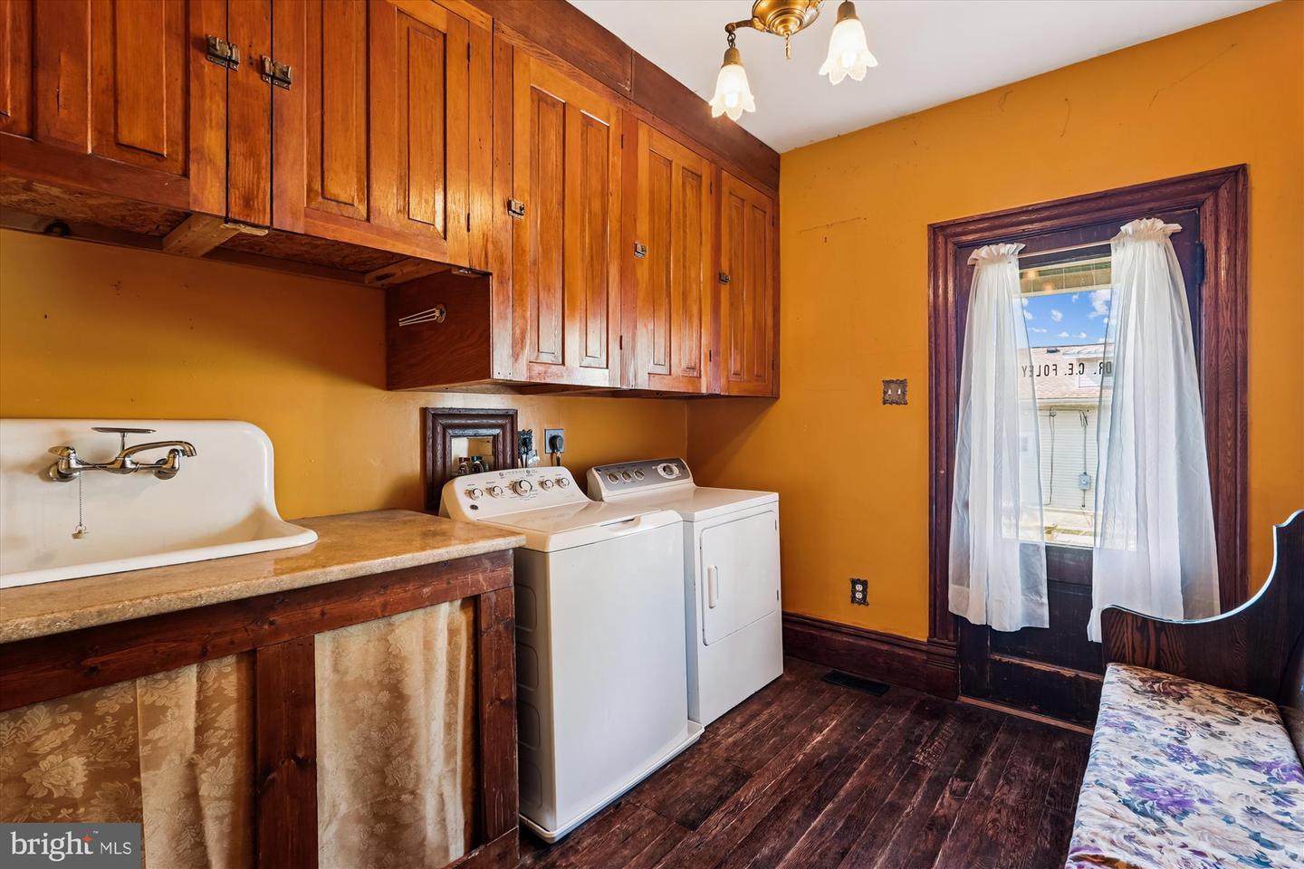 45 E BROAD WAY E, LOVETTSVILLE, Virginia 20180, 4 Bedrooms Bedrooms, 12 Rooms Rooms,2 BathroomsBathrooms,Residential,For sale,45 E BROAD WAY E,VALO2106654 MLS # VALO2106654
