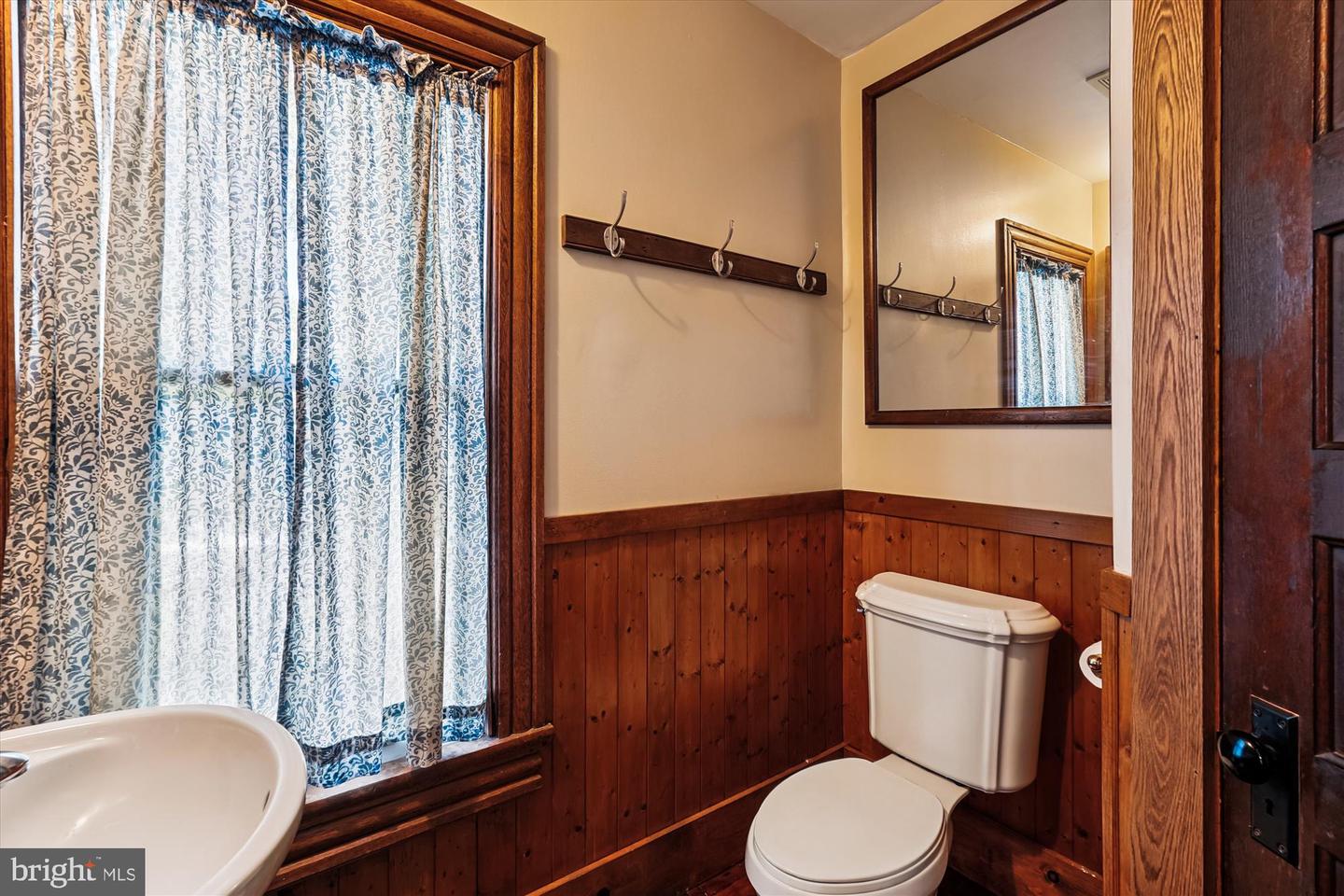 45 E BROAD WAY E, LOVETTSVILLE, Virginia 20180, 4 Bedrooms Bedrooms, 12 Rooms Rooms,2 BathroomsBathrooms,Residential,For sale,45 E BROAD WAY E,VALO2106654 MLS # VALO2106654