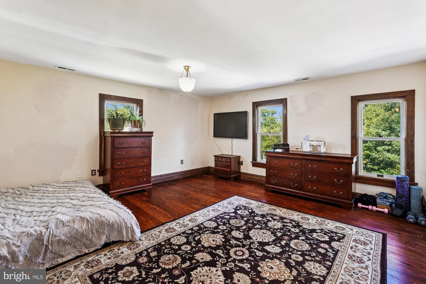 45 E BROAD WAY E, LOVETTSVILLE, Virginia 20180, 4 Bedrooms Bedrooms, 12 Rooms Rooms,2 BathroomsBathrooms,Residential,For sale,45 E BROAD WAY E,VALO2106654 MLS # VALO2106654