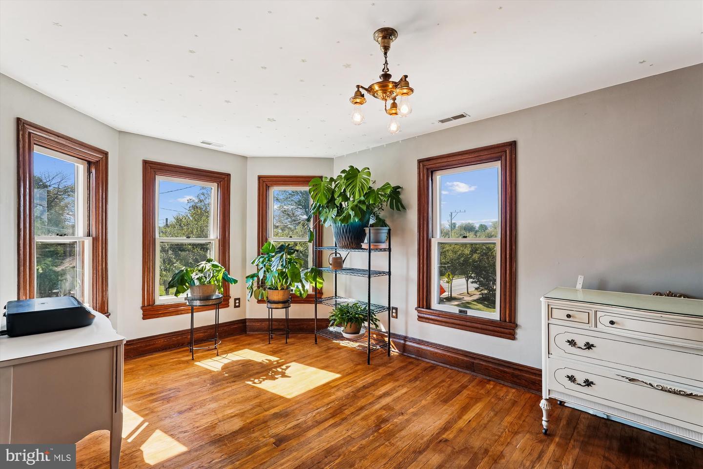 45 E BROAD WAY E, LOVETTSVILLE, Virginia 20180, 4 Bedrooms Bedrooms, 12 Rooms Rooms,2 BathroomsBathrooms,Residential,For sale,45 E BROAD WAY E,VALO2106654 MLS # VALO2106654