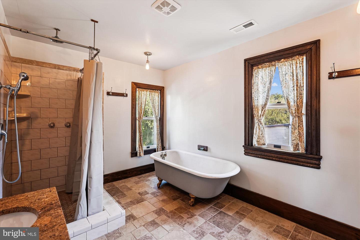 45 E BROAD WAY E, LOVETTSVILLE, Virginia 20180, 4 Bedrooms Bedrooms, 12 Rooms Rooms,2 BathroomsBathrooms,Residential,For sale,45 E BROAD WAY E,VALO2106654 MLS # VALO2106654