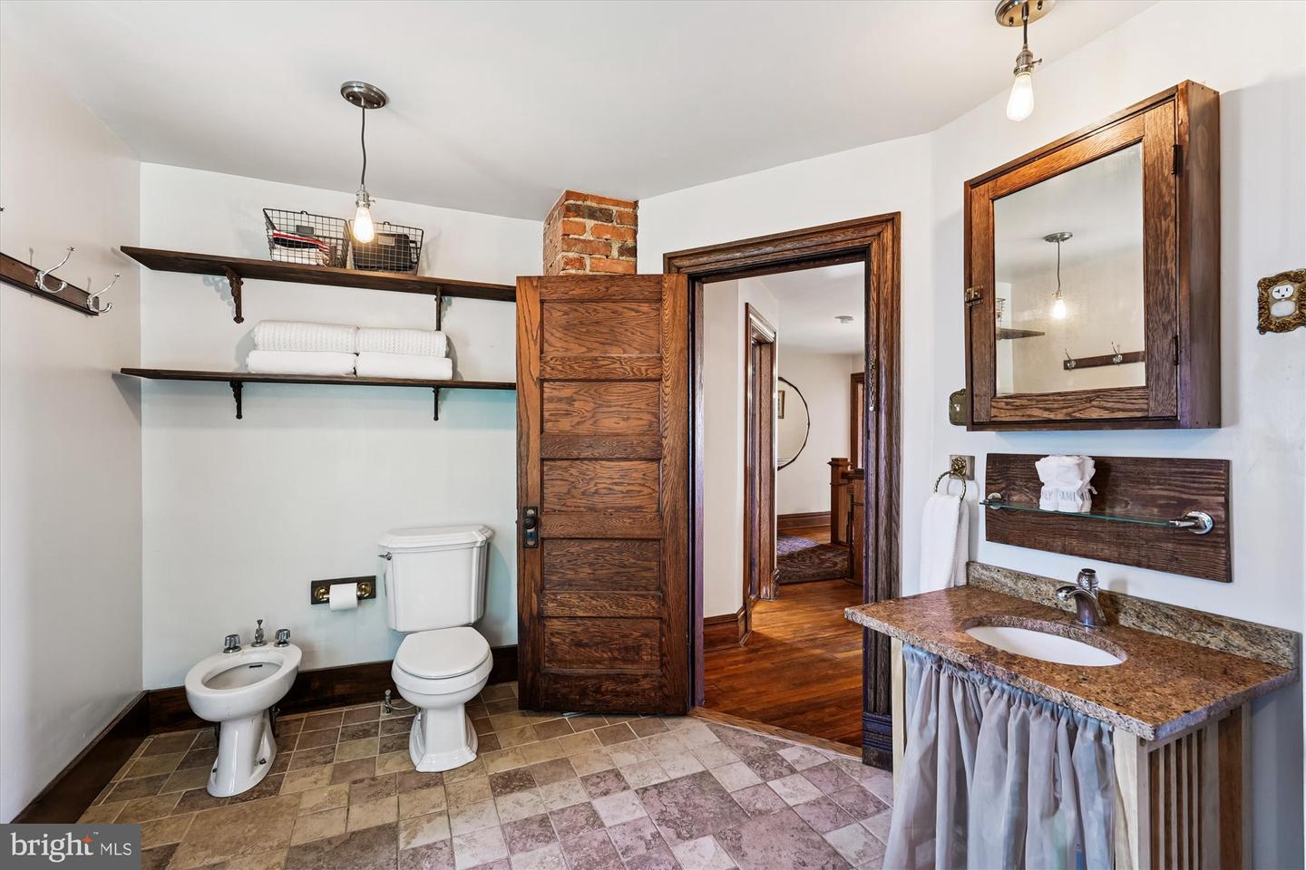 45 E BROAD WAY E, LOVETTSVILLE, Virginia 20180, 4 Bedrooms Bedrooms, 12 Rooms Rooms,2 BathroomsBathrooms,Residential,For sale,45 E BROAD WAY E,VALO2106654 MLS # VALO2106654