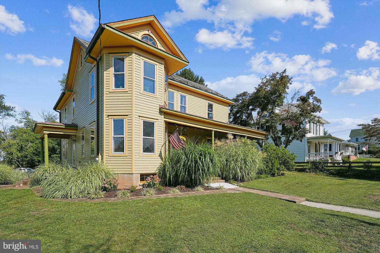 45 E BROAD WAY E, LOVETTSVILLE, Virginia 20180, 4 Bedrooms Bedrooms, 12 Rooms Rooms,2 BathroomsBathrooms,Residential,For sale,45 E BROAD WAY E,VALO2106654 MLS # VALO2106654