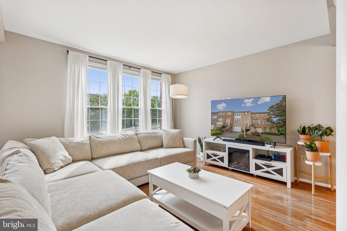 6152 BRAELEIGH LN, ALEXANDRIA, Virginia 22315, 2 Bedrooms Bedrooms, ,2 BathroomsBathrooms,Residential,For sale,6152 BRAELEIGH LN,VAFX2267366 MLS # VAFX2267366