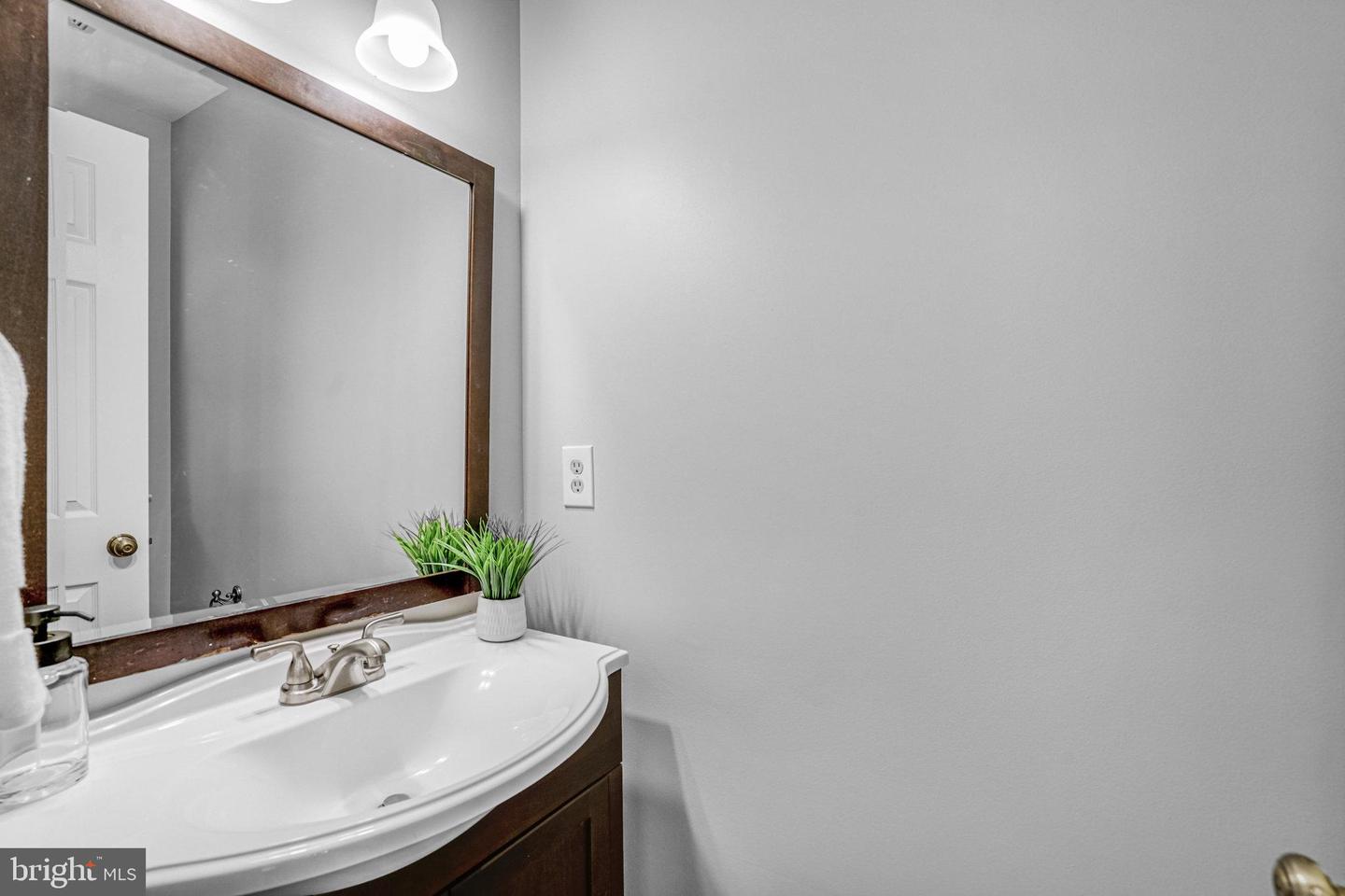 8017 GALLA KNOLL CIR, SPRINGFIELD, Virginia 22153, 3 Bedrooms Bedrooms, ,3 BathroomsBathrooms,Residential,For sale,8017 GALLA KNOLL CIR,VAFX2267556 MLS # VAFX2267556