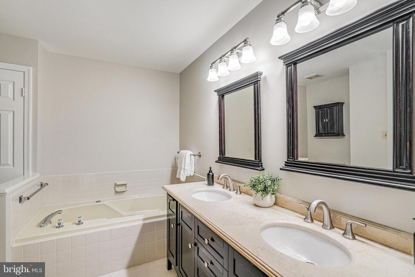 8017 GALLA KNOLL CIR, SPRINGFIELD, Virginia 22153, 3 Bedrooms Bedrooms, ,3 BathroomsBathrooms,Residential,For sale,8017 GALLA KNOLL CIR,VAFX2267556 MLS # VAFX2267556