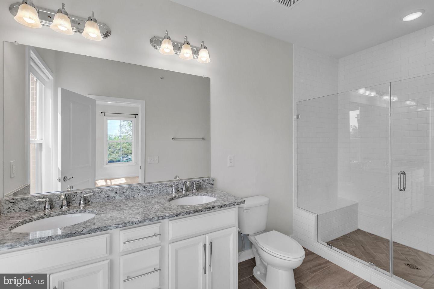 3951 OAK ST, FAIRFAX, Virginia 22030, 4 Bedrooms Bedrooms, 9 Rooms Rooms,3 BathroomsBathrooms,Residential,For sale,3951 OAK ST,VAFC2007052 MLS # VAFC2007052