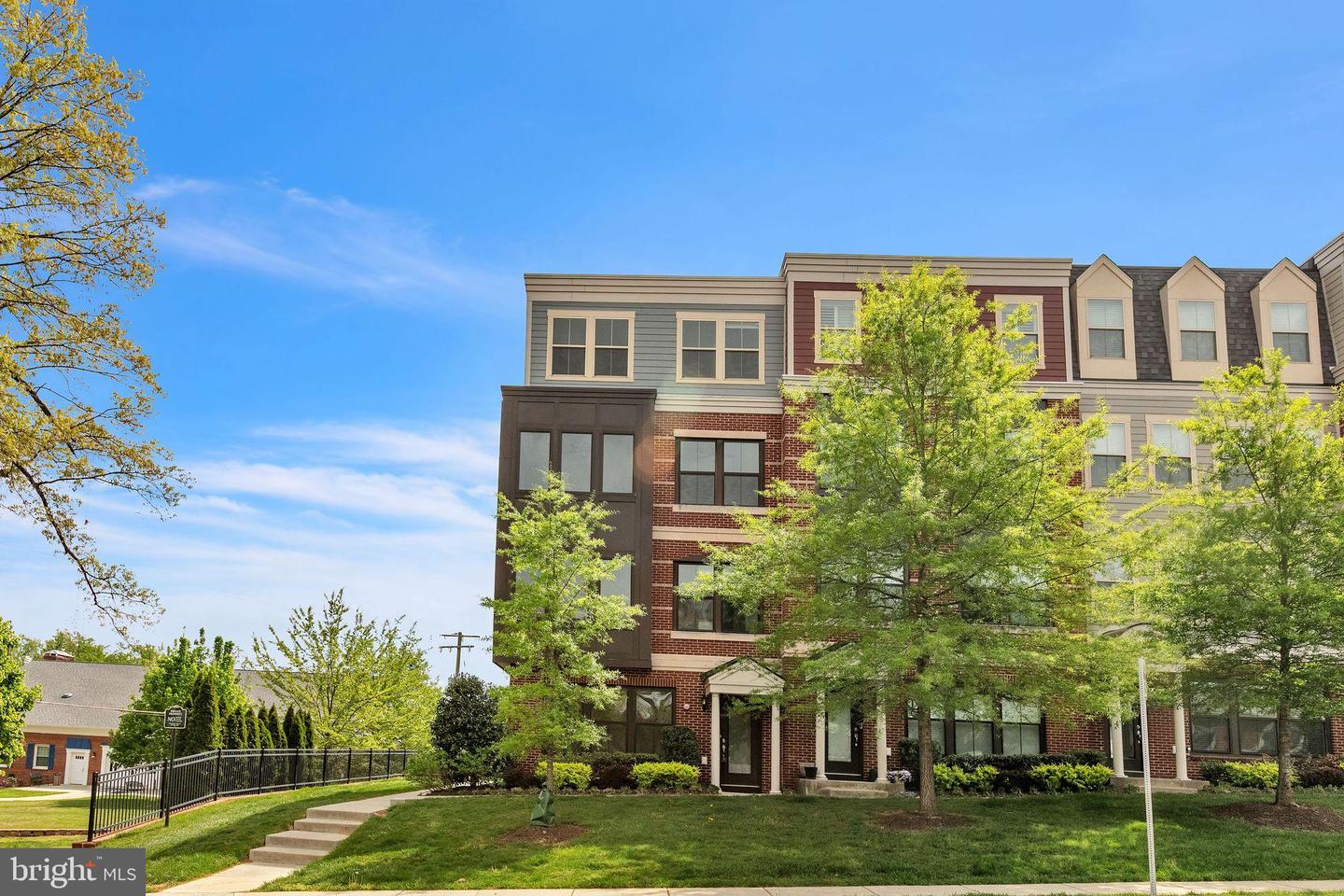 3951 OAK ST, FAIRFAX, Virginia 22030, 4 Bedrooms Bedrooms, 9 Rooms Rooms,3 BathroomsBathrooms,Residential,For sale,3951 OAK ST,VAFC2007052 MLS # VAFC2007052
